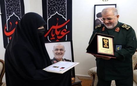 اهدای درجه رشادت سپهبدی شهید سلامی به خانواده او