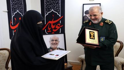 اهدای درجه رشادت سپهبدی شهید سلامی به خانواده او