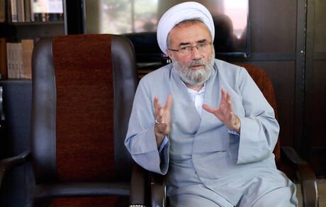 انتقادات مسیح مهاجری از روحانیونِ سیاست‌باز/ پدر دوگانه‌سازی بسوزد