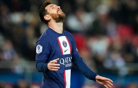 مسی در سه راهی