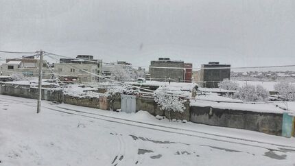 بارش ۴۰ سانتی‌متری برف در فاروج / برف محور جغتای - جوین را بست