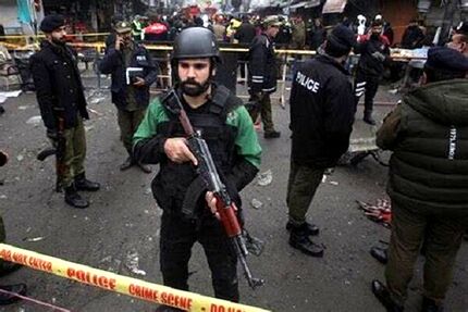 حمله به مقر پلیس پاکستان/ ۲۷ نفر کشته و یا گروگان گرفته شدند