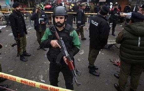حمله به مقر پلیس پاکستان/ ۲۷ نفر کشته و یا گروگان گرفته شدند
