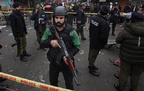 حمله به مقر پلیس پاکستان/ ۲۷ نفر کشته و یا گروگان گرفته شدند