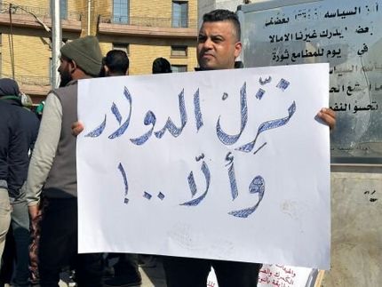 دلار گران شد / عراقی‌ها تظاهرات کردند