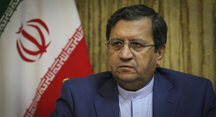 همتی: بانک مرکزی در کنترل نقدینگی و نرخ ارز آگاهانه عمل می‌کند