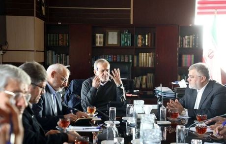 حضور رئیس جمهور در استانداری تهران برای بررسی شبکه ریلی