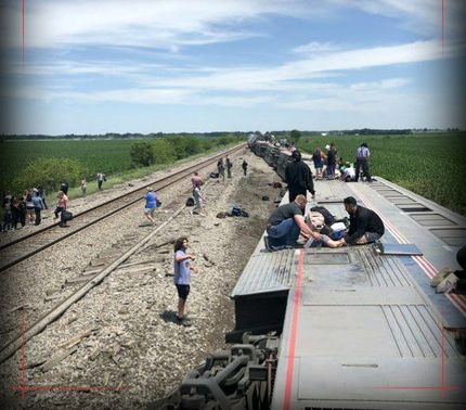 ۳ کشته و ۵۰ مجروح در حادثه تصادف قطار با کامیون در آمریکا + ویدئو