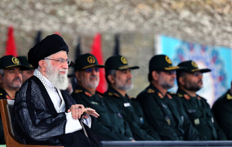 رهبر انقلاب: در مقابل آمریکا کوتاه نمی‌آییم