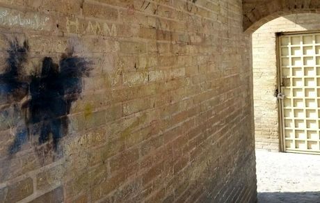 پل خواجو از نارنجک‌های چهارشنبه سوری در امان نماند
