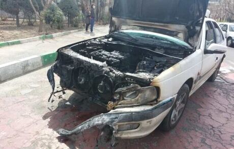آتش سوزی یهویی یک دستگاه پژو پارس در اتوبان کرج / تصادف سنگین مرسدس بنز با ۶ خودرو در حال پارک