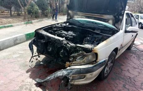 آتش سوزی یهویی یک دستگاه پژو پارس در اتوبان کرج / تصادف سنگین مرسدس بنز با ۶ خودرو در حال پارک