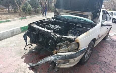آتش سوزی یهویی یک دستگاه پژو پارس در اتوبان کرج / تصادف سنگین مرسدس بنز با ۶ خودرو در حال پارک