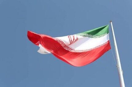 بزرگترین پرچم ایران در شرق کشور در مشهد بر افراشته شد