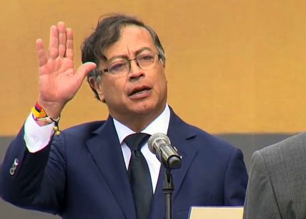 نخستین رئیس جمهور چپ‌گرای کلمبیا سوگند یاد کرد