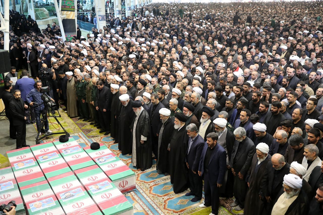 اقامه نماز بر پیکر رئیس جمهور شهید و همراهان ایشان از دید دوربین