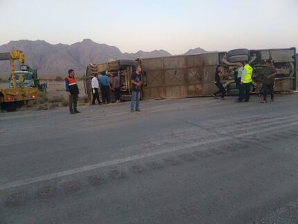 واژگونی اتوبوس این بار در محور مهریز / ۱۹ نفر مصدوم شدند