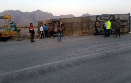 واژگونی اتوبوس این بار در محور مهریز / ۱۹ نفر مصدوم شدند
