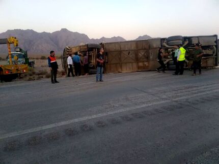 واژگونی اتوبوس این بار در محور مهریز / ۱۹ نفر مصدوم شدند