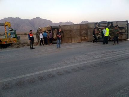 واژگونی اتوبوس این بار در محور مهریز / ۱۹ نفر مصدوم شدند