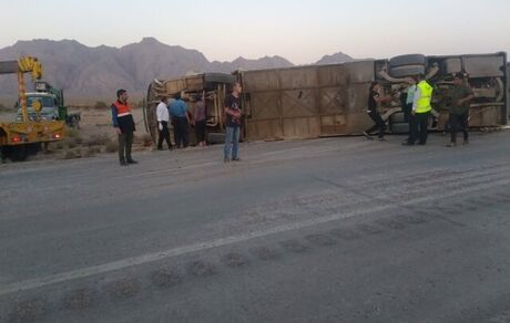 واژگونی اتوبوس این بار در محور مهریز / ۱۹ نفر مصدوم شدند