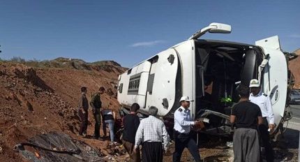 ۸ مصدوم در واژگونی اتوبوس زائران در مهران