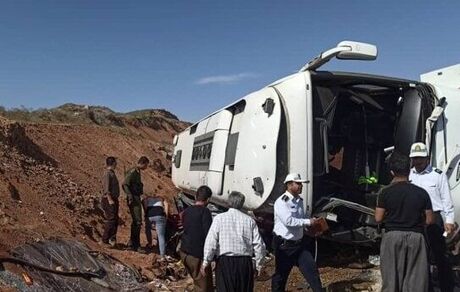 ۸ مصدوم در واژگونی اتوبوس زائران در مهران