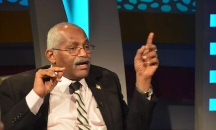 جان باختن وزیر آموزش و پرورش سودان در هتلی در مصر