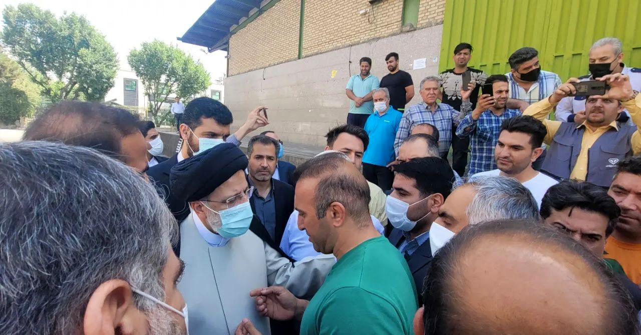 حضور رئیس جمهور در میادین و فروشگاه های سطح شهر و گفت و گو با مردم