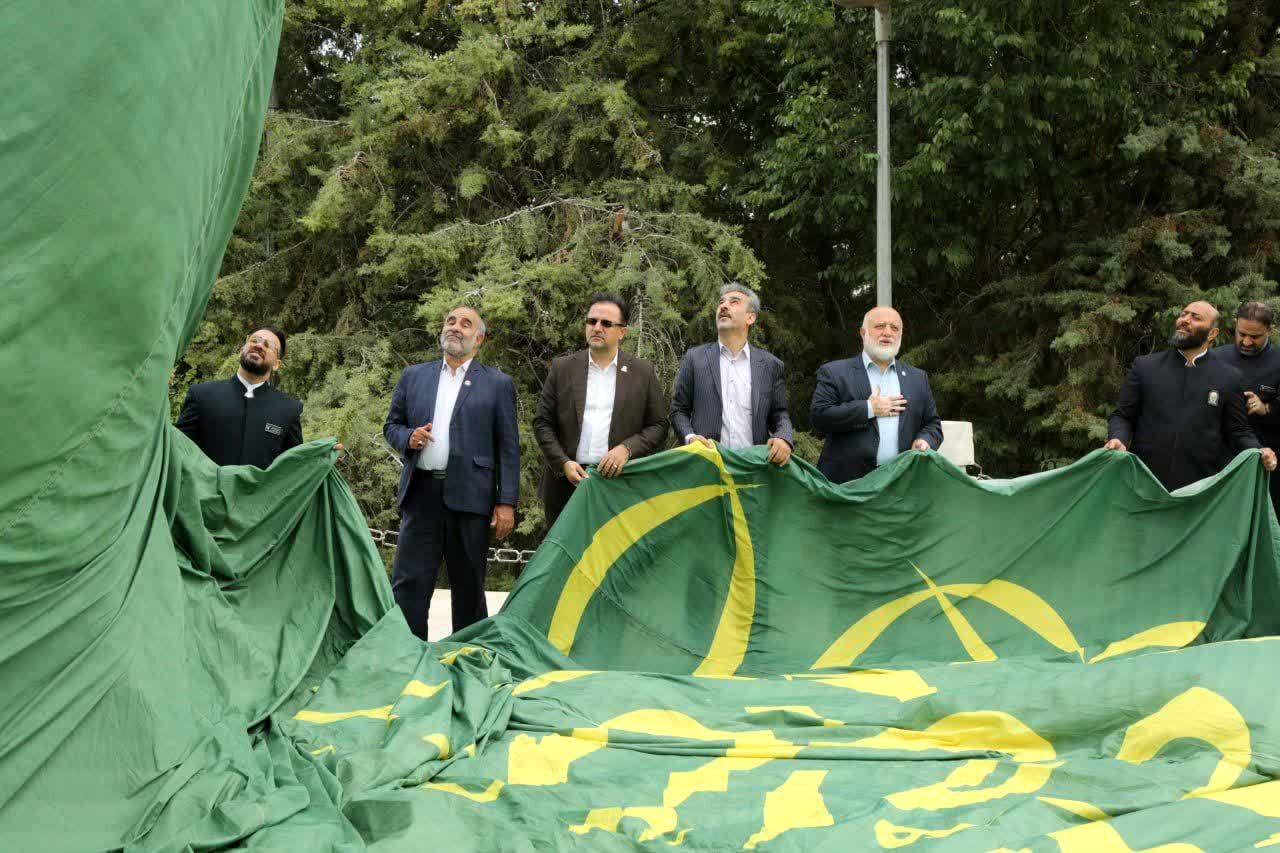 آیین “ اهتزاز بزرگ‌ترین پرچم رضوی کشور " در منطقه فرهنگی و گردشگری عباس آباد
