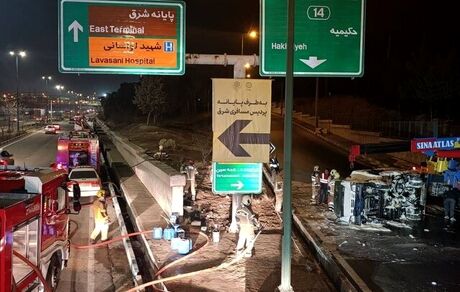 کامیونت حامل ۱۵۰۰ لیتر بنزین در تهران واژگون شد