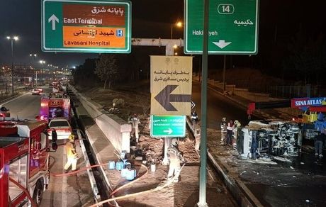 کامیونت حامل ۱۵۰۰ لیتر بنزین در تهران واژگون شد