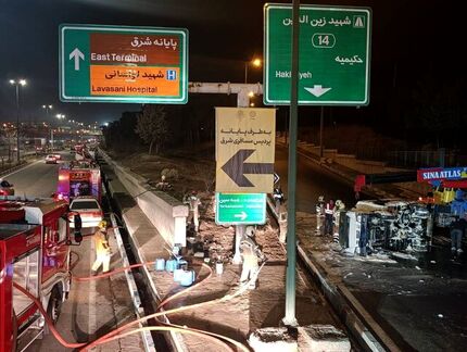 کامیونت حامل ۱۵۰۰ لیتر بنزین در تهران واژگون شد