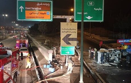 کامیونت حامل ۱۵۰۰ لیتر بنزین در تهران واژگون شد