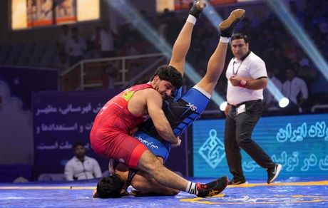 تیم گروه ملی فولاد قهرمان لیگ برتر کشتی فرنگی شد