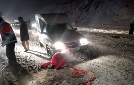 نجات مسافرین مانده در کولاک جاده اشنویه ارومیه