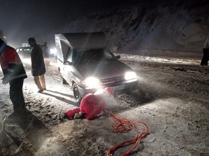 نجات مسافرین مانده در کولاک جاده اشنویه ارومیه