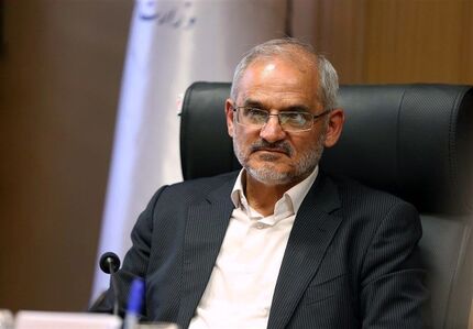 عذرخواهی وزیر آموزش وپرورش از بی‌سلیقگی در حذف تصویر دختران از کتاب سوم دبستان