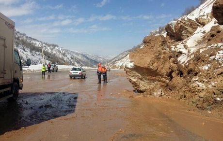 کوه در جاده های کهگیلویه و بویراحمد ریزش کرد