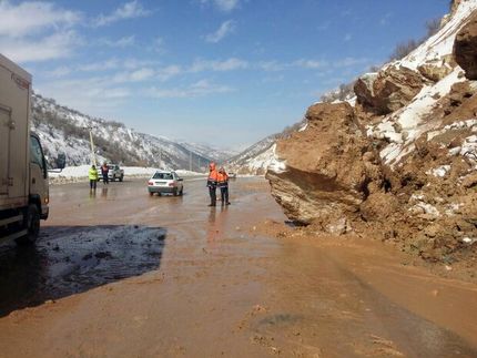کوه در جاده های کهگیلویه و بویراحمد ریزش کرد
