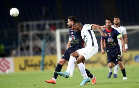 توقف استقلال، مدعیان را خوشحال کرد / گل گهر با قلعه نوعی همچنان می برد