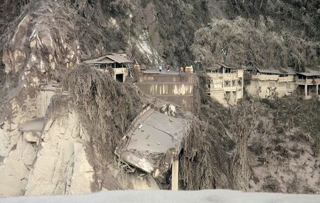 افزایش قربانیان آتشفشان و رانش زمین در اندونزی به ۱۴ نفر