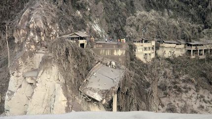 افزایش قربانیان آتشفشان و رانش زمین در اندونزی به ۱۴ نفر