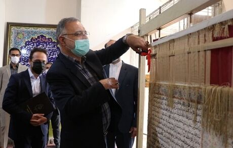 برش نفیس‌ترین فرش قرآنی جهان اسلام توسط شهرداران تبریز و تهران
