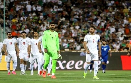 شعار "بی‌غیرت بی‌غیرت" تماشاگران علیه ملی‌پوشان