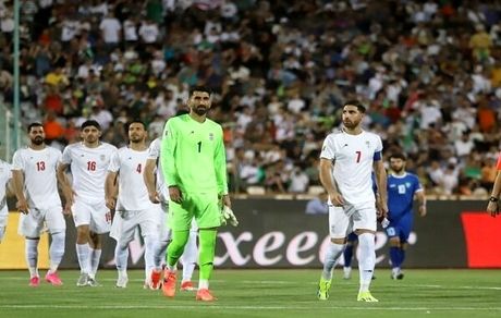 شعار "بی‌غیرت بی‌غیرت" تماشاگران علیه ملی‌پوشان