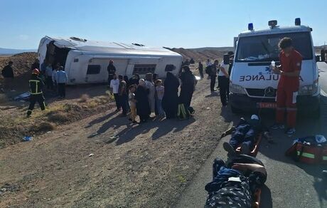۱۰ مصدوم در حادثه واژگونی اتوبوس در محور شاهرود میامی