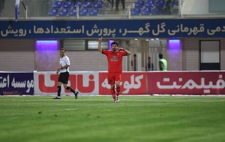 تراکتور ده نفره دوباره صدرنشین لیگ برتر فوتبال شد