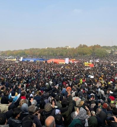 تجمع اعتراضی اصفهانی‌ها در خصوص زاینده رود / شبکه خبر: معاون اول رئیسی با اصفهانی‌ها گفت و گو خواهدکرد