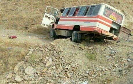 مینی‌بوس یک واحد الکترونیکی در نیشابور از جاده خارج شد / ۱۶ نفر مصدوم شدند